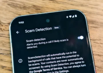 نمایشگر بالای گوشی گوگل پیکسل با فعال بودن کلید قابلیت آزمایشی Scam Detection برای شناسایی تماس‌های مشکوک و کلاهبرداری.