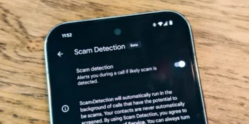 نمایشگر بالای گوشی گوگل پیکسل با فعال بودن کلید قابلیت آزمایشی Scam Detection برای شناسایی تماس‌های مشکوک و کلاهبرداری.