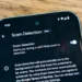 نمایشگر بالای گوشی گوگل پیکسل با فعال بودن کلید قابلیت آزمایشی Scam Detection برای شناسایی تماس‌های مشکوک و کلاهبرداری.