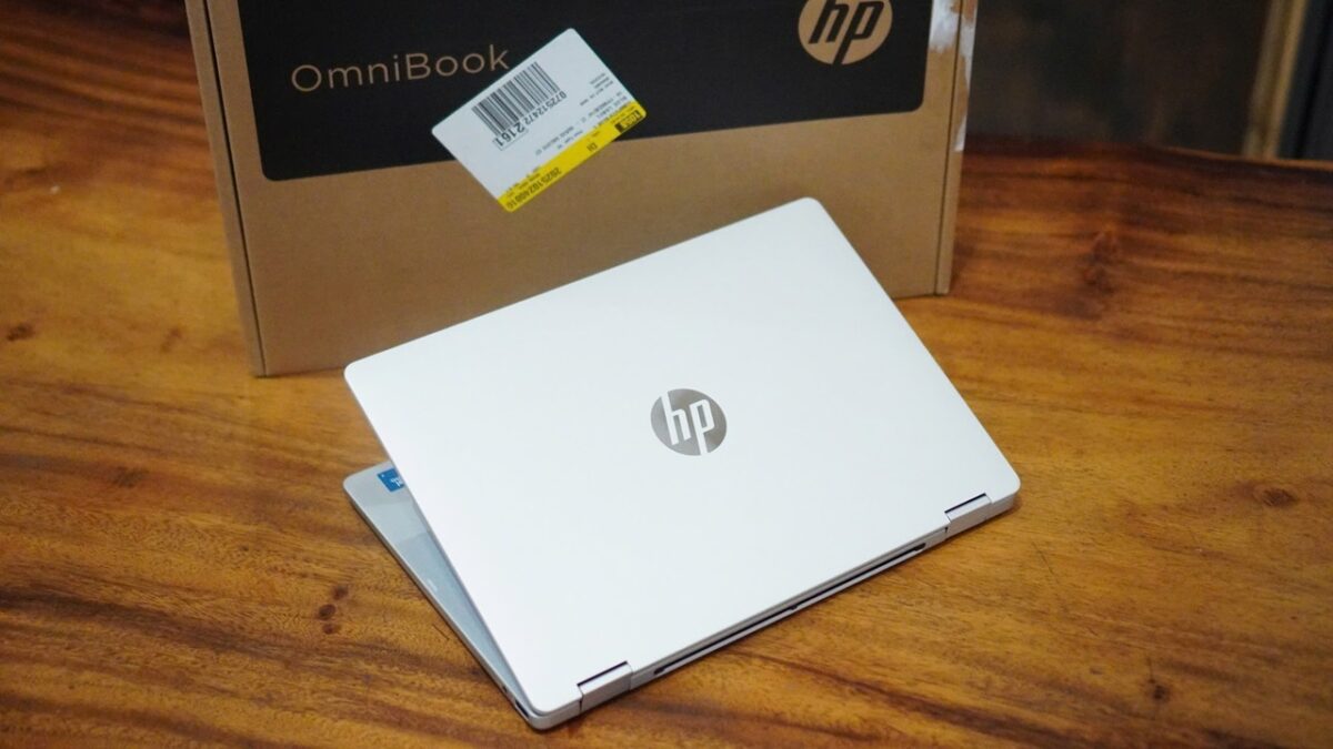 نمایشگر HP OmniBook 5 Flip 14-fp0023dx حداکثر روشنایی 300 نیت دارد؛