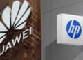 تصویر ترکیبی از لوگوی هواوی در فضای نمایشگاهی و لوگوی HP روی تابلوی سفید، با تاکید بر نام و نشان تجاری این دو شرکت.