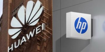 تصویر ترکیبی از لوگوی هواوی در فضای نمایشگاهی و لوگوی HP روی تابلوی سفید، با تاکید بر نام و نشان تجاری این دو شرکت.