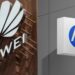 تصویر ترکیبی از لوگوی هواوی در فضای نمایشگاهی و لوگوی HP روی تابلوی سفید، با تاکید بر نام و نشان تجاری این دو شرکت.