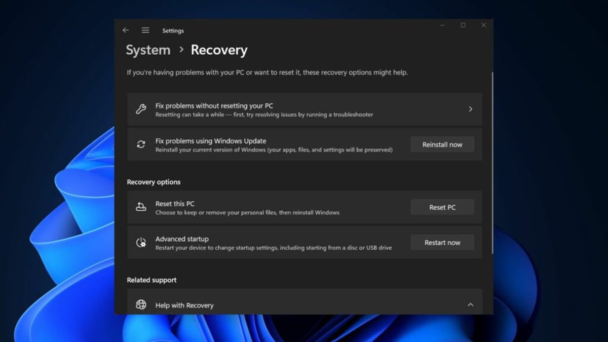 رابط کاربری تاریک (Dark Mode) ویندوز ۱۱ که بخش Recovery در منوی تنظیمات (Settings) سیستم را با گزینههایی مانند ‘Fix problems without resetting your PC’ و ‘Reset this PC’ نمایش میدهد.