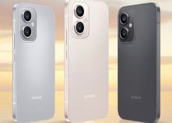 سه گوشی هوشمند Honor Play 11 Pro در رنگ‌های نقره‌ای، کرم و مشکی، با پنل پشتی تخت، لوگوی HONOR و ماژول دوربین دوگانه عمودی.