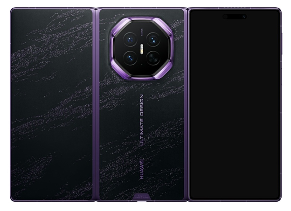 نمای پشتی گوشی تاشوی سهلایه Huawei Mate XT 2 در رنگ بنفش با پنل بافتدار و ماژول دوربین هشتضلعی بنفشرنگ با چهار لنز در کنار نمایشگر باز گوشی.