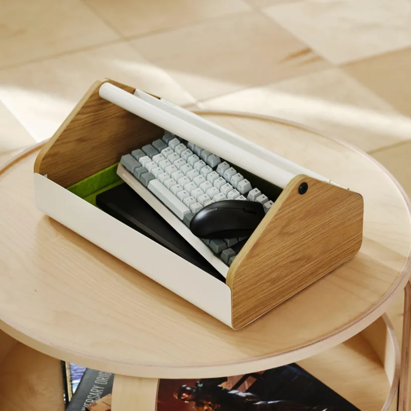 استند رومیزی چوبی و سفید مجموعه IKEA و Xbox با طراحی جعبهای، که یک کیبورد مکانیکی سفید و خاکستری، ماوس مشکی و تجهیزات جانبی درون آن قرار گرفتهاند.