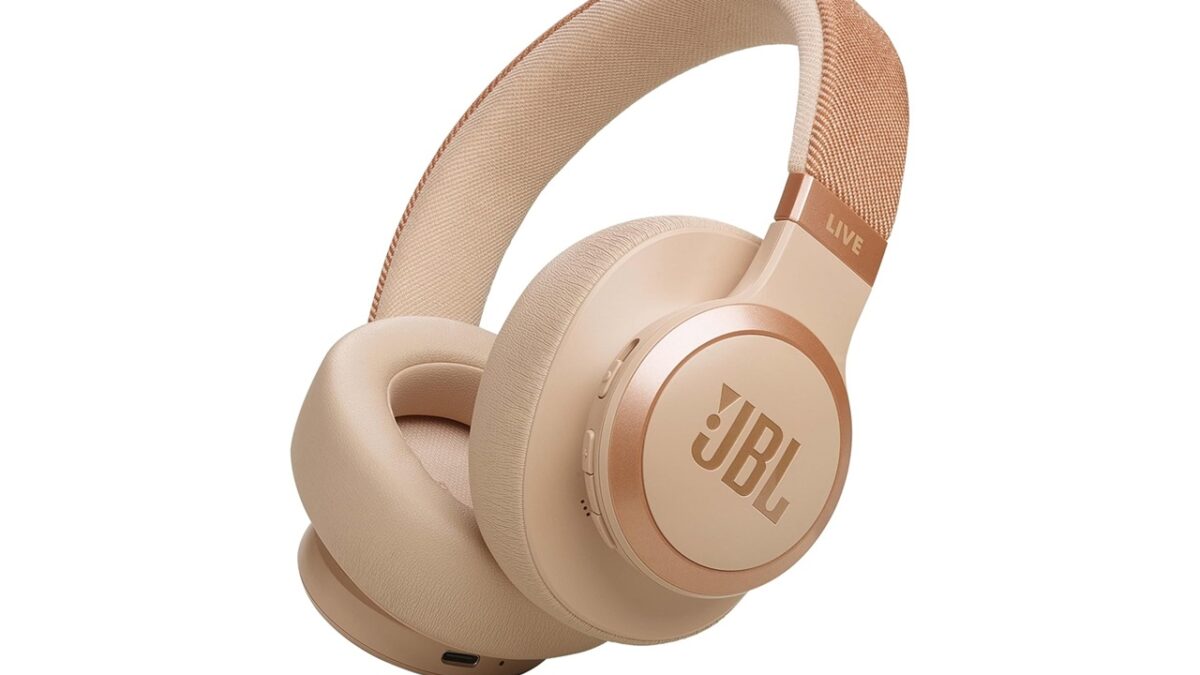 JBL Live 770NC یک مدل Over-Ear با وزن 256 گرم و درایور داینامیک 40 میلیمتری است که از True Adaptive Noise Cancelling، Spatial Sound و Bluetooth 5.3 بهره میبرد.
