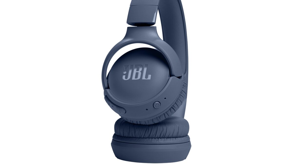 JBL Tune 520BT یک مدل On-Ear با وزن حدود 157 گرم است که از درایور 33 میلیمتری داینامیک، Bluetooth 5.3 و باتری با حداکثر 57 ساعت پخش بهره میبرد.