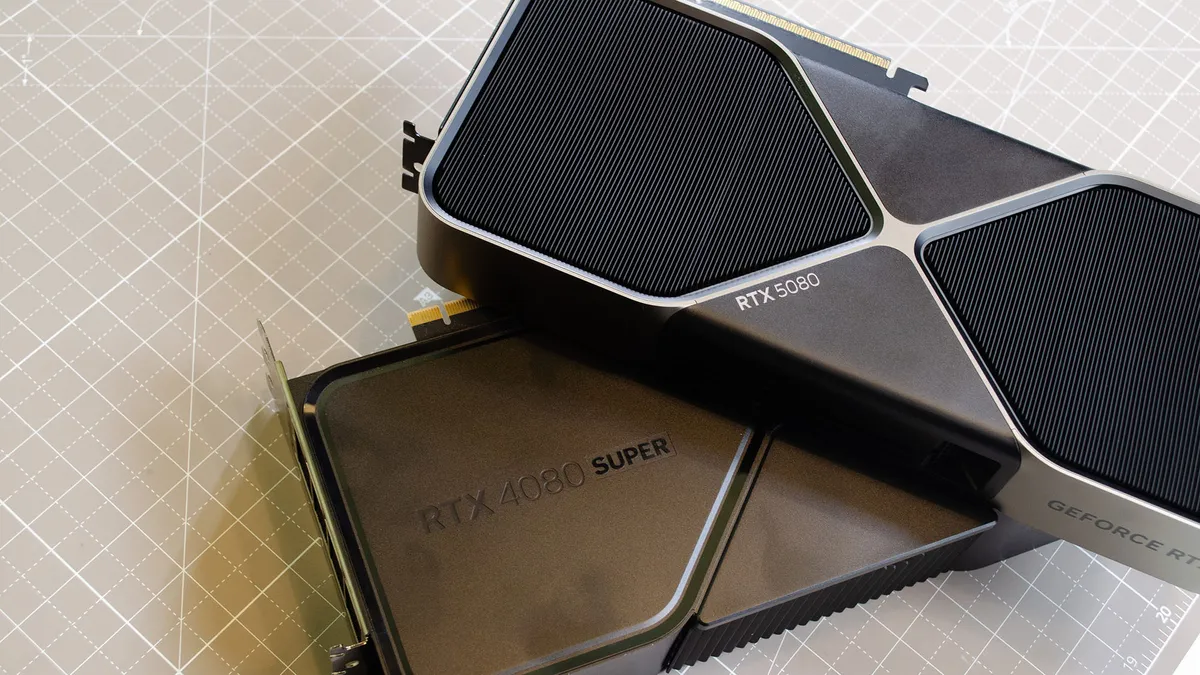 دو کارت گرافیک Founders Edition انویدیا مدلهای RTX 5080 و RTX 4080 SUPER در کنار هم روی تختهی مدرج کارگاهی.