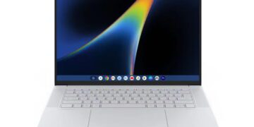 لپتاپ لنوو Googlebook در نمای تبلیغاتی، با نمایشگر باریک و بدنهای ساده در فضایی مرتبط با اکوسیستم گوگل.