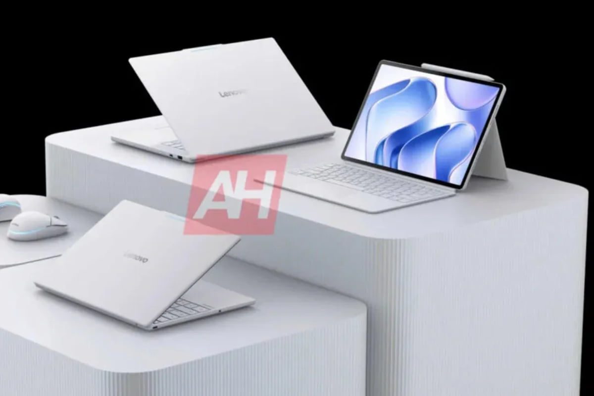 نمای سه‌ربع لپ‌تاپ لنوو Googlebook با حاشیه‌های باریک نمایشگر، بدنه سبک و طراحی مدرن.