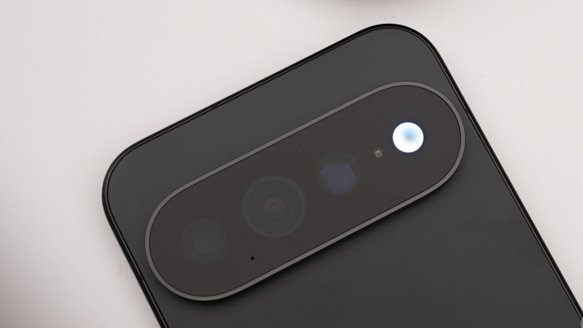 نمای نزدیک ماژول دوربین پیکسل 11 پرو Obsidian با سه لنز و فلاش LED.