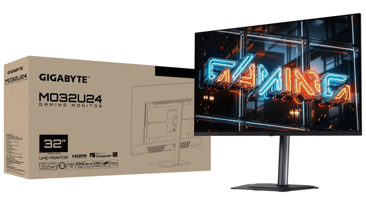 بستهبندی مانیتور GIGABYTE MO32U24 کنار خود مانیتور با نمایشگر روشن دیده میشود.