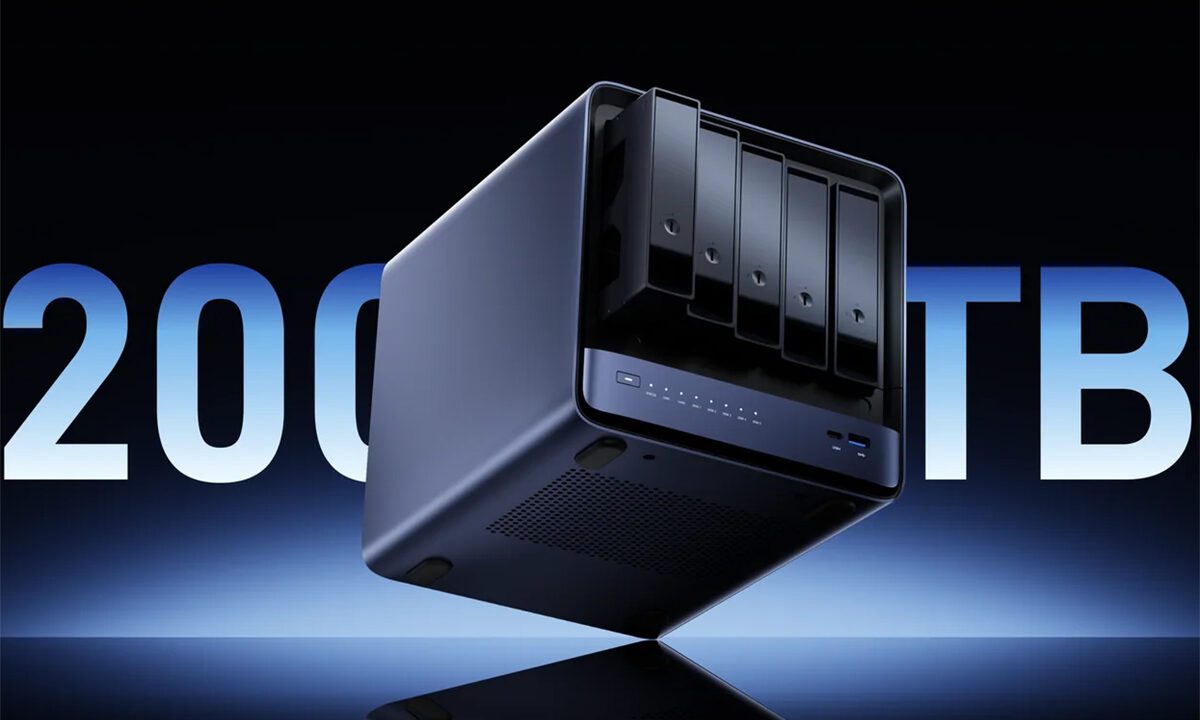 دستگاه ذخیرهساز تحت شبکه Minisforum N5 Max با درایوهای بازشده و متن بزرگ 200TB در پسزمینه.