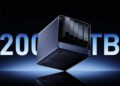 دستگاه ذخیره‌ساز تحت شبکه Minisforum N5 Max با درایوهای بازشده و متن بزرگ 200TB در پس‌زمینه.