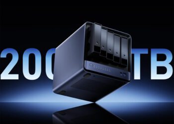 دستگاه ذخیره‌ساز تحت شبکه Minisforum N5 Max با درایوهای بازشده و متن بزرگ 200TB در پس‌زمینه.