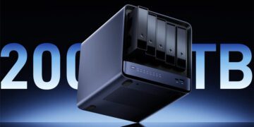 دستگاه ذخیره‌ساز تحت شبکه Minisforum N5 Max با درایوهای بازشده و متن بزرگ 200TB در پس‌زمینه.