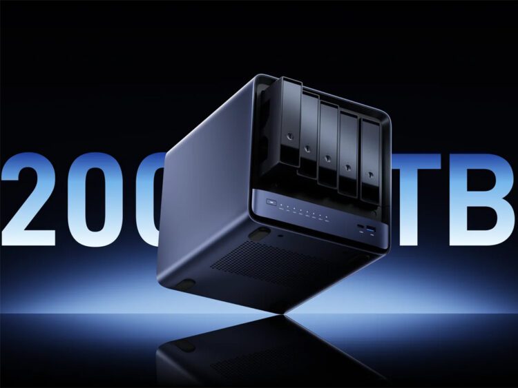 دستگاه ذخیره‌ساز تحت شبکه Minisforum N5 Max با درایوهای بازشده و متن بزرگ 200TB در پس‌زمینه.