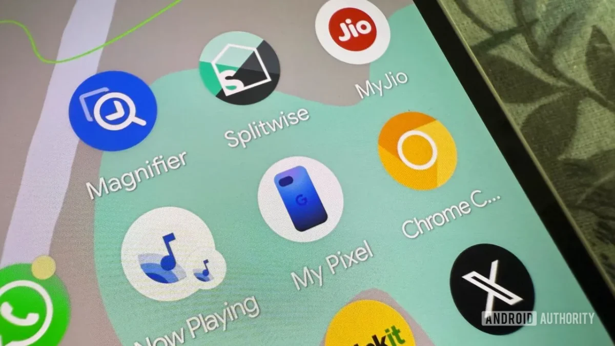 نمای نزدیک از صفحه اصلی گوشی اندرویدی با آیکونهای Magnifier، Splitwise، MyJio، Chrome و My Pixel، همراه با واترمارک Android Authority.