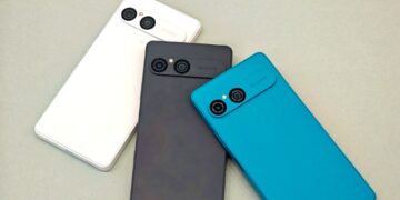 سه گوشی Sony Xperia در رنگهای سفید، مشکی و آبی فیروزهای، با نمای پشتی و ماژول دوربین دوگانه افقی، روی سطحی روشن.