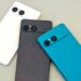 سه گوشی Sony Xperia در رنگ‌های سفید، مشکی و آبی فیروزه‌ای، با نمای پشتی و ماژول دوربین دوگانه افقی، روی سطحی روشن.