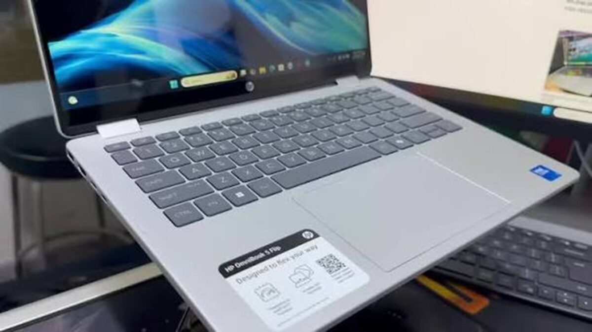 HP OmniBook 5 Flip 14-fp0023dx از نظر تنوع درگاهها وضعیت مناسبی دارد و برای یک لپتاپ باریک 14 اینچی، مجموعهای کاربردی از پورتهای مدرن را ارائه میکند.
