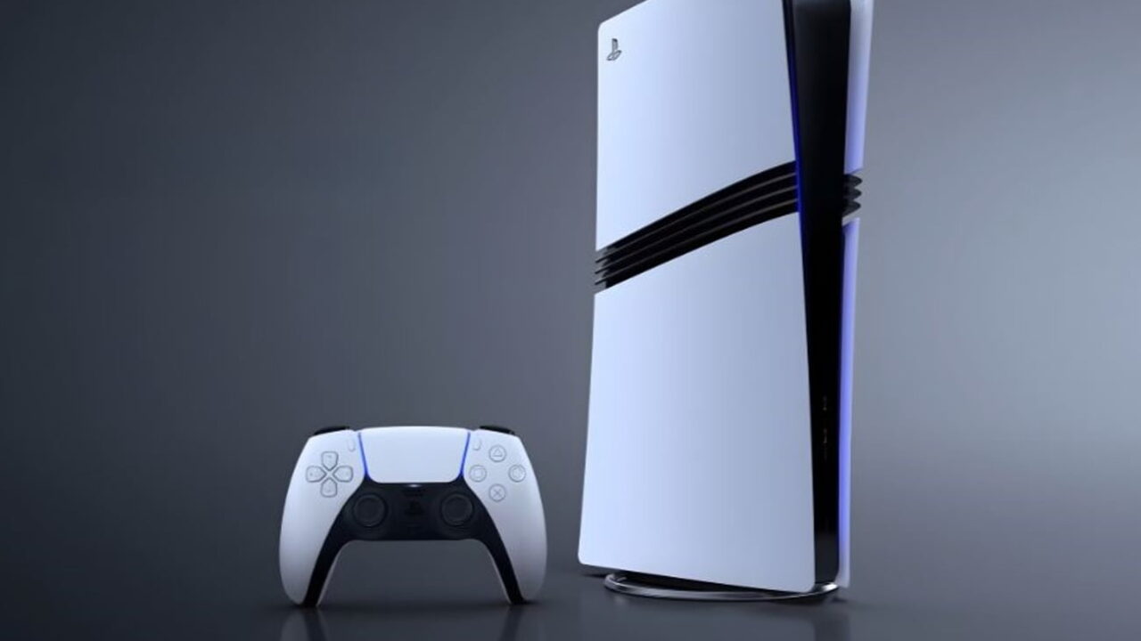 تصویر تبلیغاتی از کنسول سفید PlayStation 5 Pro و کنترلر DualSense سفید روی سطحی تیره، با پسزمینهای خاکستری و نورپردازی استودیویی.