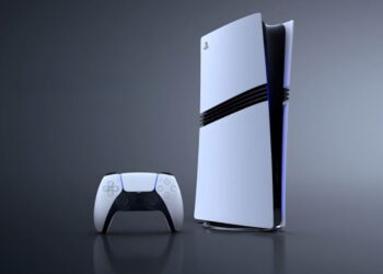تصویر تبلیغاتی از کنسول سفید PlayStation 5 Pro و کنترلر DualSense سفید روی سطحی تیره، با پس‌زمینه‌ای خاکستری و نورپردازی استودیویی.