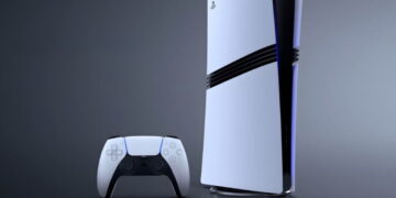 تصویر تبلیغاتی از کنسول سفید PlayStation 5 Pro و کنترلر DualSense سفید روی سطحی تیره، با پس‌زمینه‌ای خاکستری و نورپردازی استودیویی.
