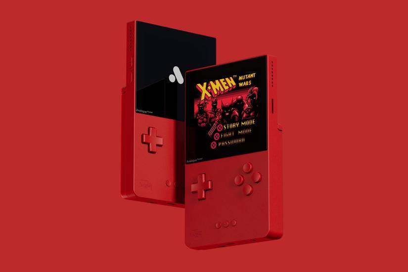 دو کنسول دستی Analogue Pocket قرمز با صفحه نمایش روشن و پس زمینه قرمز در کنار هم قرار دارند.