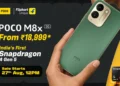 بنر تبلیغاتی Poco M8x 5G در رنگ سبز که گوشی در دست کاربر دیده می‌شود. تصویر قیمت آغازین ۱۸٬۹۹۹ روپیه، استفاده از Snapdragon 4 Gen 5 و شروع فروش در ۲۷ اوت ساعت ۱۲ ظهر را نمایش می‌دهد.