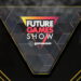 لوگوی Future Games Show با عبارت gamescom درون یک قاب مثلثی مشکی با حاشیه زرد و پسزمینهای تیره و هندسی.