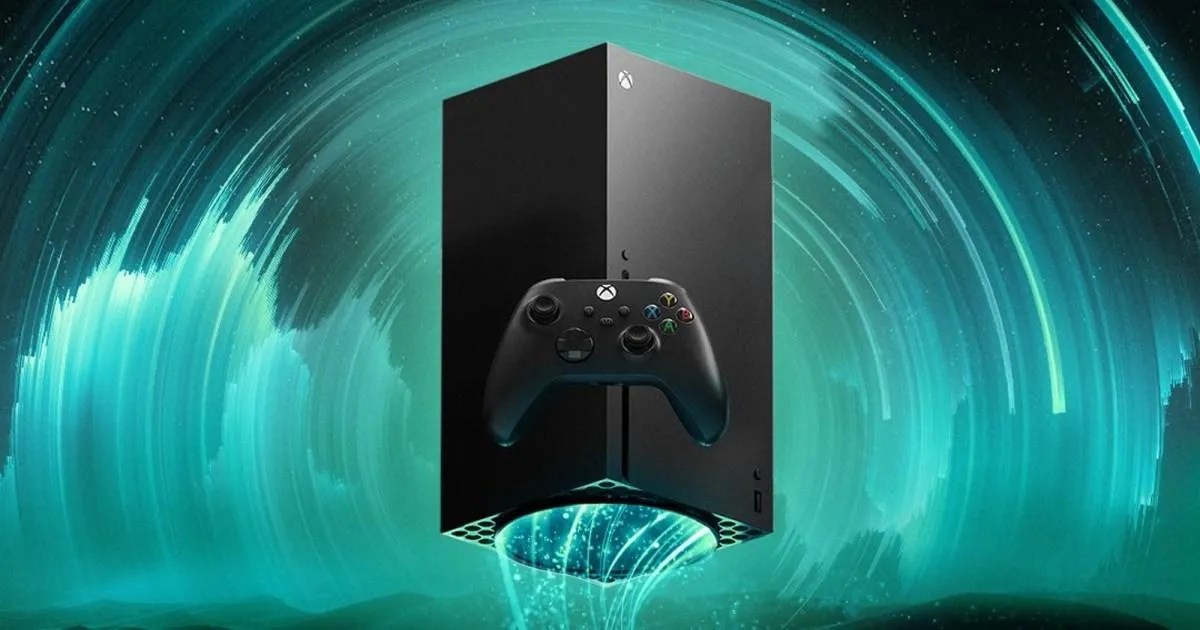 کنسول Xbox Series X مشکی رنگ با دستهی بازی همرنگ که به صورت عمودی در پسزمینهای با نورپردازی دیجیتالی فیروزهای و سبز ایستاده است.