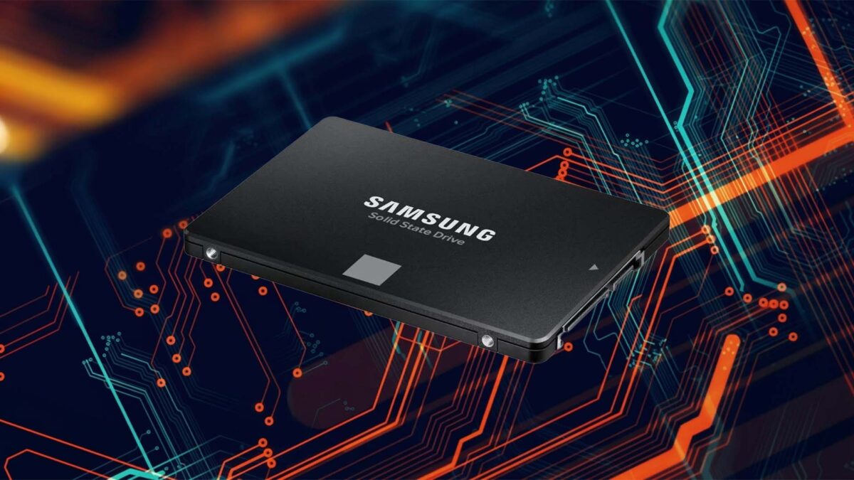 حافظه SSD مشکی Samsung Solid State Drive روی پسزمینهای با طرح مدارهای الکترونیکی نارنجی و فیروزهای.