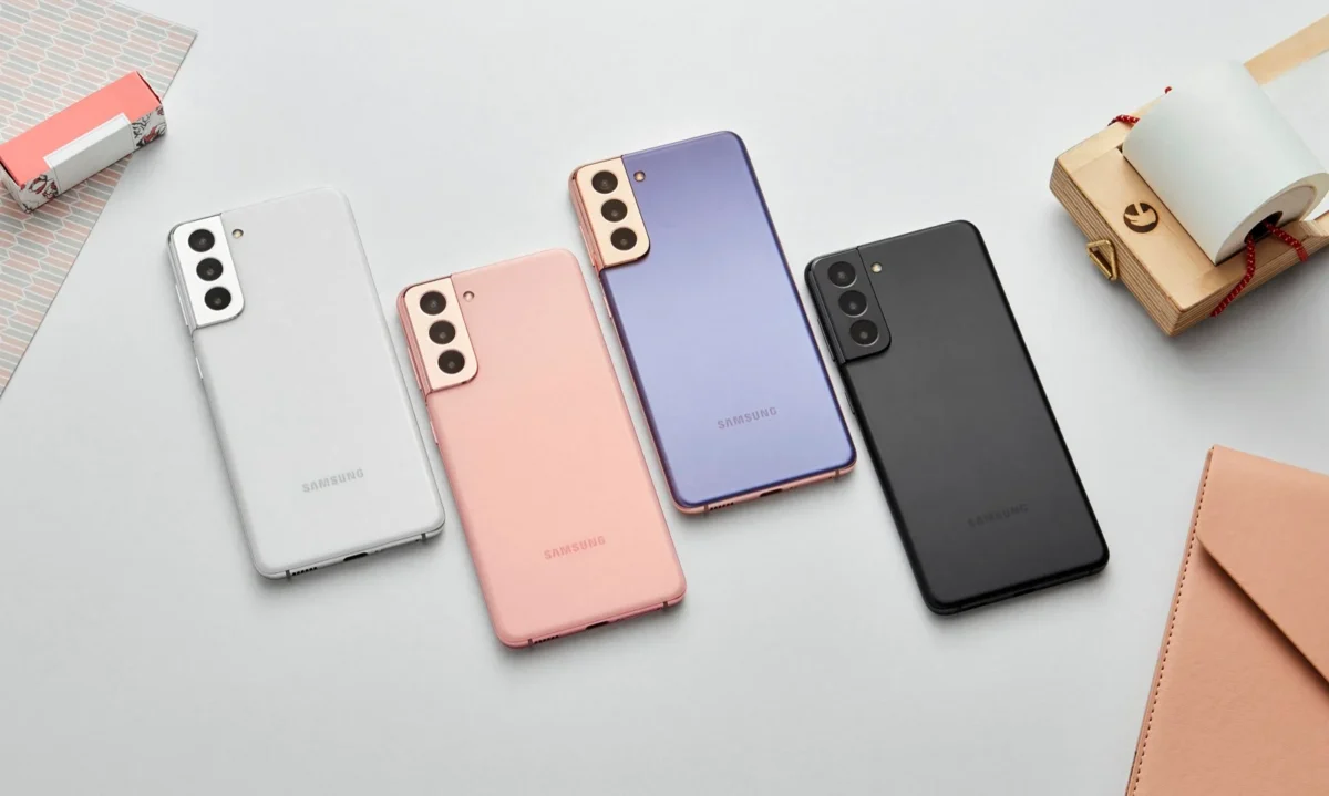 چهار گوشی Samsung Galaxy S21 در رنگهای سفید، صورتی، بنفش و مشکی با نمایش پنل پشتی و دوربین سهگانه.