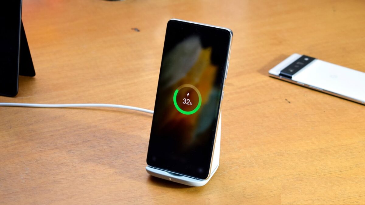 در گوشیهای Pixel، Charging Optimization برای مدیریت هوشمند فرایند شارژ و کاهش فشار بلندمدت بر باتری استفاده میشود و دو گزینه مهم یعنی Adaptive Charging و Limit to 80% در اختیار کاربر قرار میگیرد.