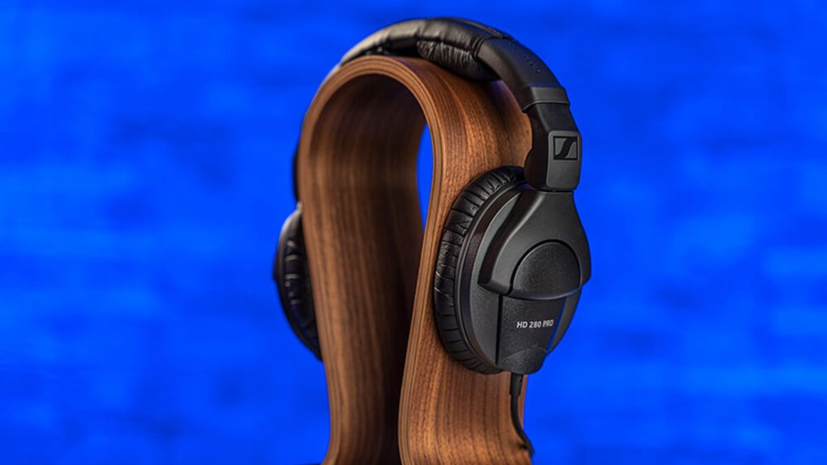 Sennheiser HD 280 PRO یک هدفون Closed-back حرفهای با طراحی Over-Ear است که برای مانیتورینگ، ضبط و استفاده در محیطهای استودیویی ساخته شده است.
