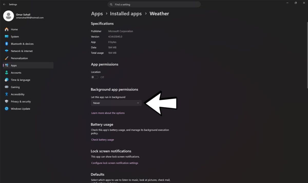 بخش تنظیمات برنامههای نصبشده ویندوز ۱۱ و منوی مجوزهای اجرای برنامه در پسزمینه همراه با فلش سفید به سمت گزینه Never