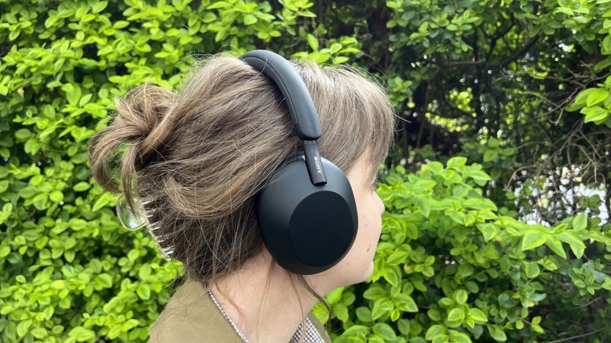 Sony WH-1000XM5 یکی از شناختهشدهترین مدلهای رده پرچمدار است و از سیستم حذف نویز فعال پیشرفته، درایورهای 30 میلیمتری و پردازشگرهای اختصاصی Sony بهره میبرد.
