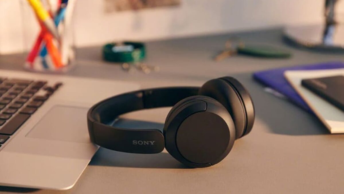 Sony WH-CH520 با وزن حدود 147 گرم یکی از مدلهای سبک این فهرست است و برای کاربرانی طراحی شده که استفاده طولانی و حمل آسان را در اولویت قرار میدهند.