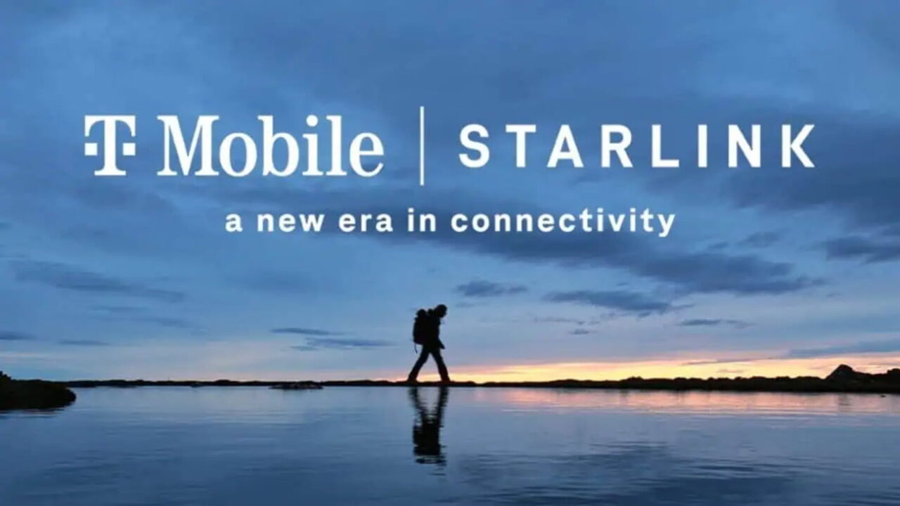 طرح تبلیغاتی همکاری تیموبایل و استارلینک با عبارت «a new era in connectivity» روی تصویری از پیادهروی یک کوهنورد با کولهپشتی در کنار پهنه آب هنگام گرگومیش.