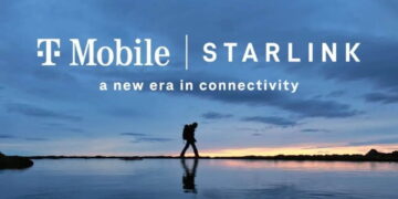 طرح تبلیغاتی همکاری تی‌موبایل و استارلینک با عبارت «a new era in connectivity» روی تصویری از پیاده‌روی یک کوهنورد با کوله‌پشتی در کنار پهنه آب هنگام گرگ‌ومیش.