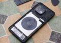 نمای داخلی و بدون قاب گوشی گیگاست GS6 Pro با باتری قابل تعویض، سیمپیچ شارژ بیسیم و برچسب مشخصات ساخت آلمان.