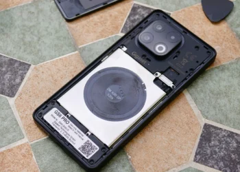نمای داخلی و بدون قاب گوشی گیگاست GS6 Pro با باتری قابل تعویض، سیم‌پیچ شارژ بی‌سیم و برچسب مشخصات ساخت آلمان.