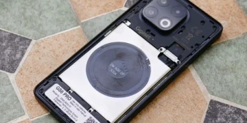 نمای داخلی و بدون قاب گوشی گیگاست GS6 Pro با باتری قابل تعویض، سیمپیچ شارژ بیسیم و برچسب مشخصات ساخت آلمان.