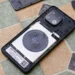 نمای داخلی و بدون قاب گوشی گیگاست GS6 Pro با باتری قابل تعویض، سیمپیچ شارژ بیسیم و برچسب مشخصات ساخت آلمان.