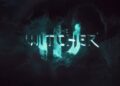لوگوی The Witcher درخشان با رنگ فیروزهای روی Witcher درخشان با رنگ فیروزهای روی پسزمینهای تاریک نور آبی.