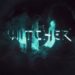 لوگوی The Witcher درخشان با رنگ فیروزه‌ای روی Witcher درخشان با رنگ فیروزه‌ای روی پس‌زمینه‌ای تاریک نور آبی.
