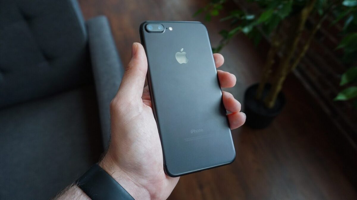 مقایسه گوشی قدیمی IBM Simon با یک گوشی هوشمند مدرن